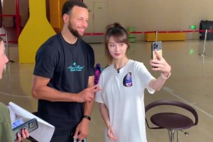 羡慕啊！女主播小七：兄弟们，和库里一起的自拍来了！